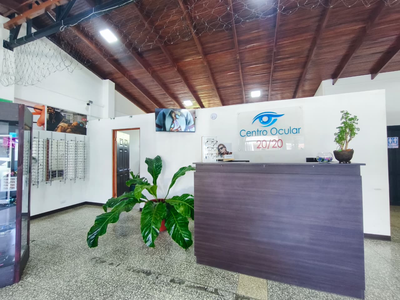 Recepción y logo Centro Ocular 20/20
